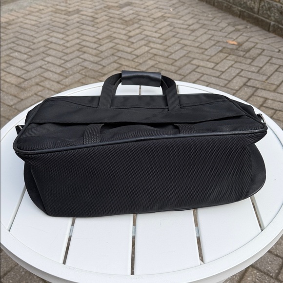 Vintage Black Messenger bag by Hartmann. Good used condition and ready to travel - Picture 5 of 9